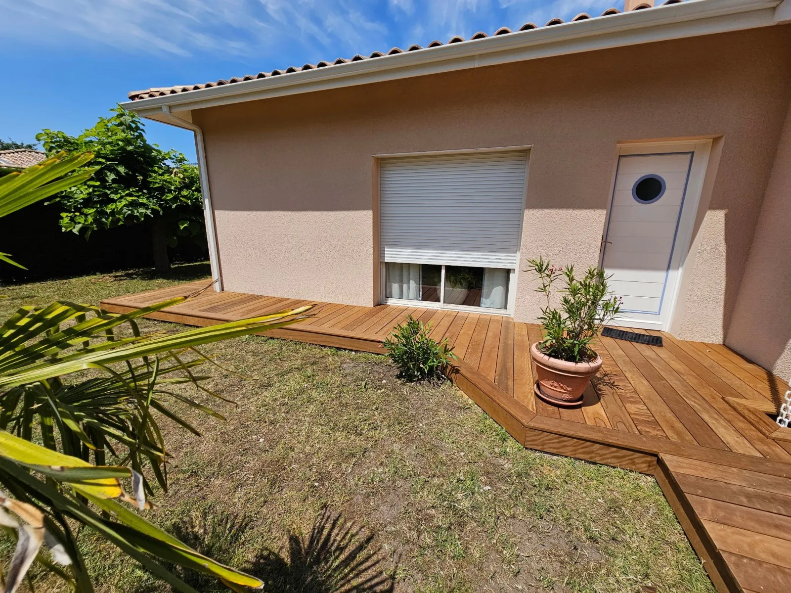 Trottoir tour de maison